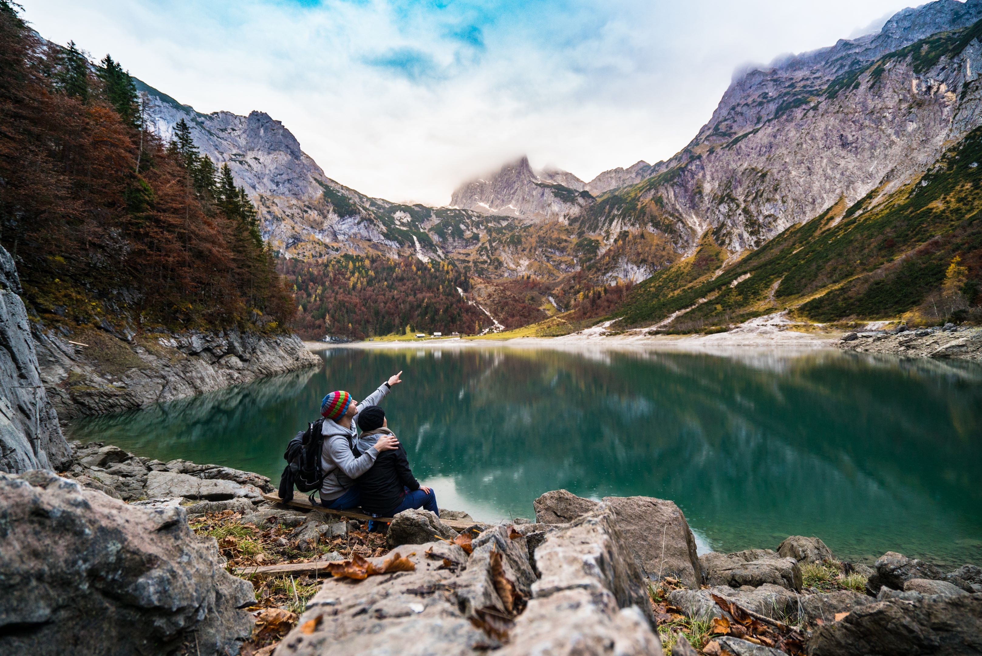 Paar genießt eine romantische Auszeit am Bergsee