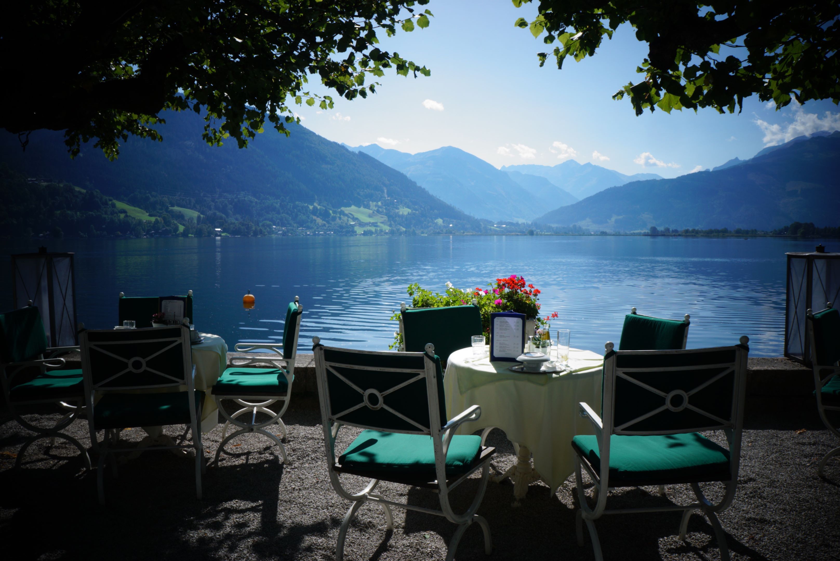 Wellnesshotel mit Aussicht auf See und Berge